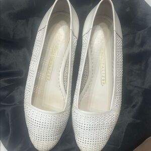 Vintage Naturalizer white basket weave flats size 6.5
